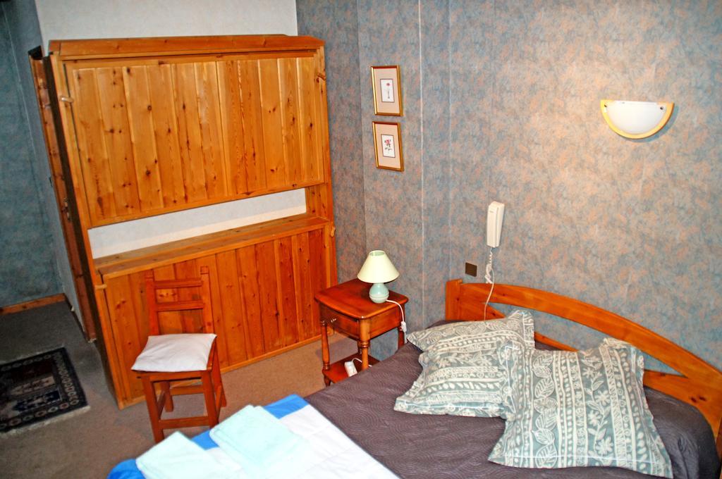 Le Relais Des Vaudois Freissinieres Ruang foto