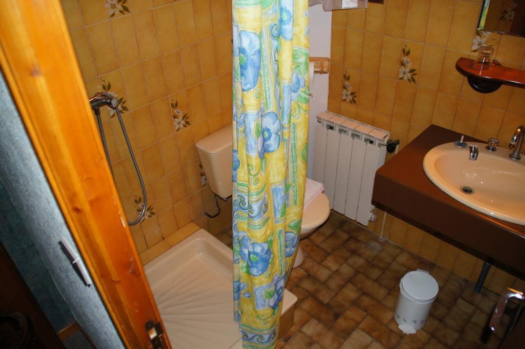 Le Relais Des Vaudois Freissinieres Ruang foto