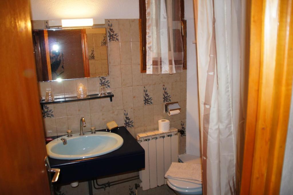 Le Relais Des Vaudois Freissinieres Ruang foto